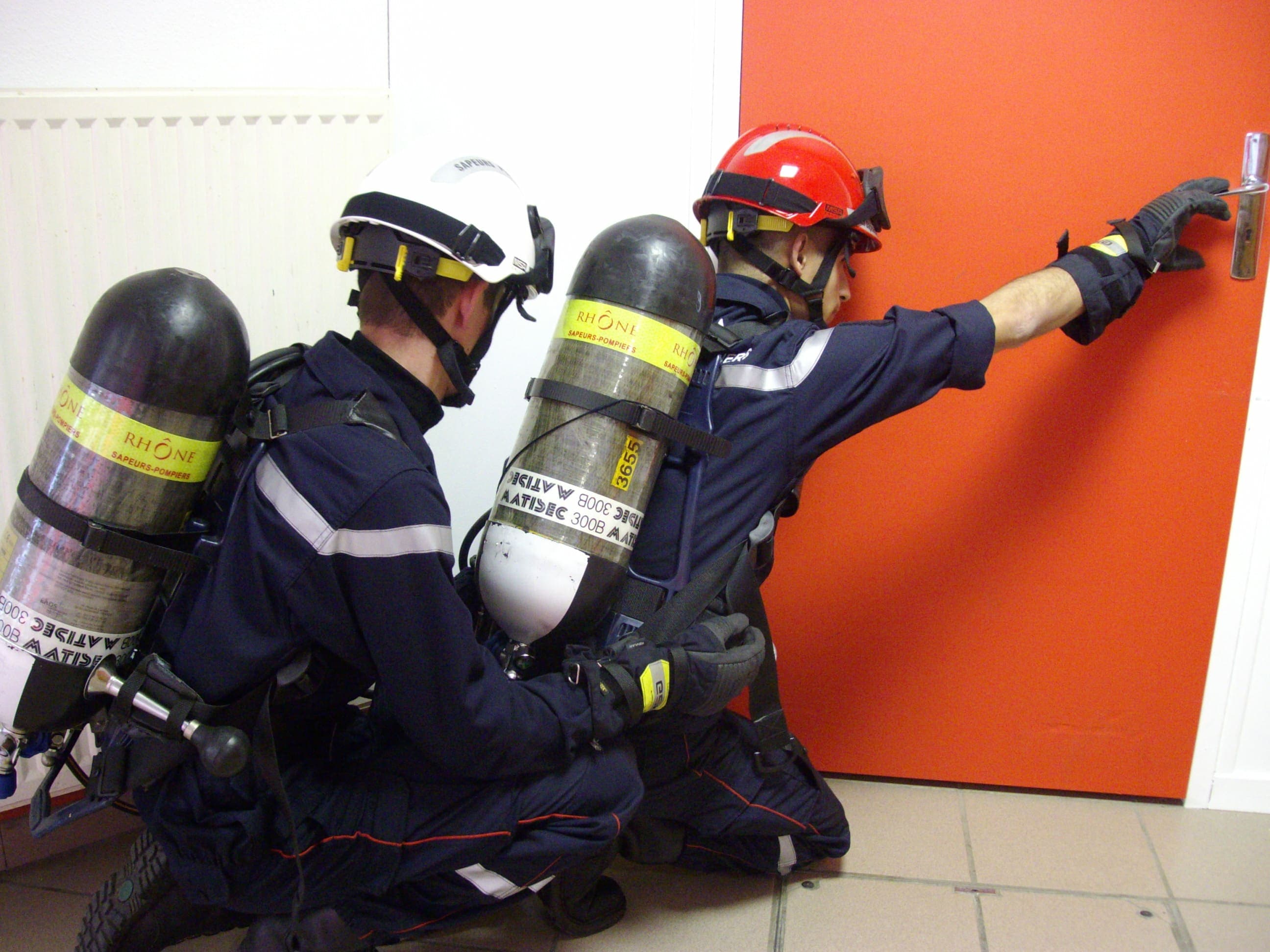 intervention-equipiers-porte Deux équipiers en intervention près d'une porte