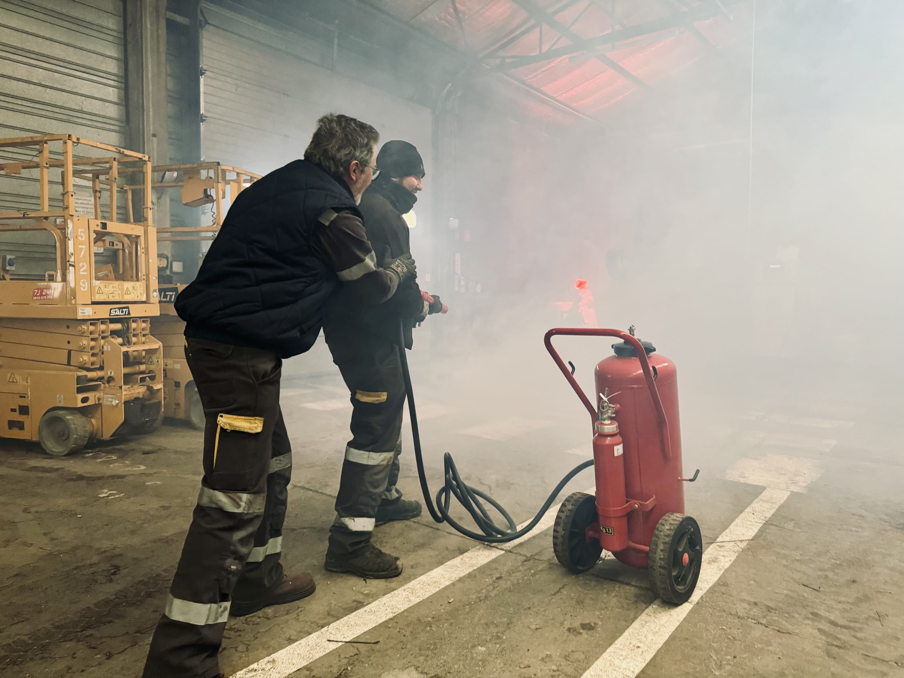 formation-extincteur-incendie Formation sur l'utilisation d'un extincteur en milieu industriel.