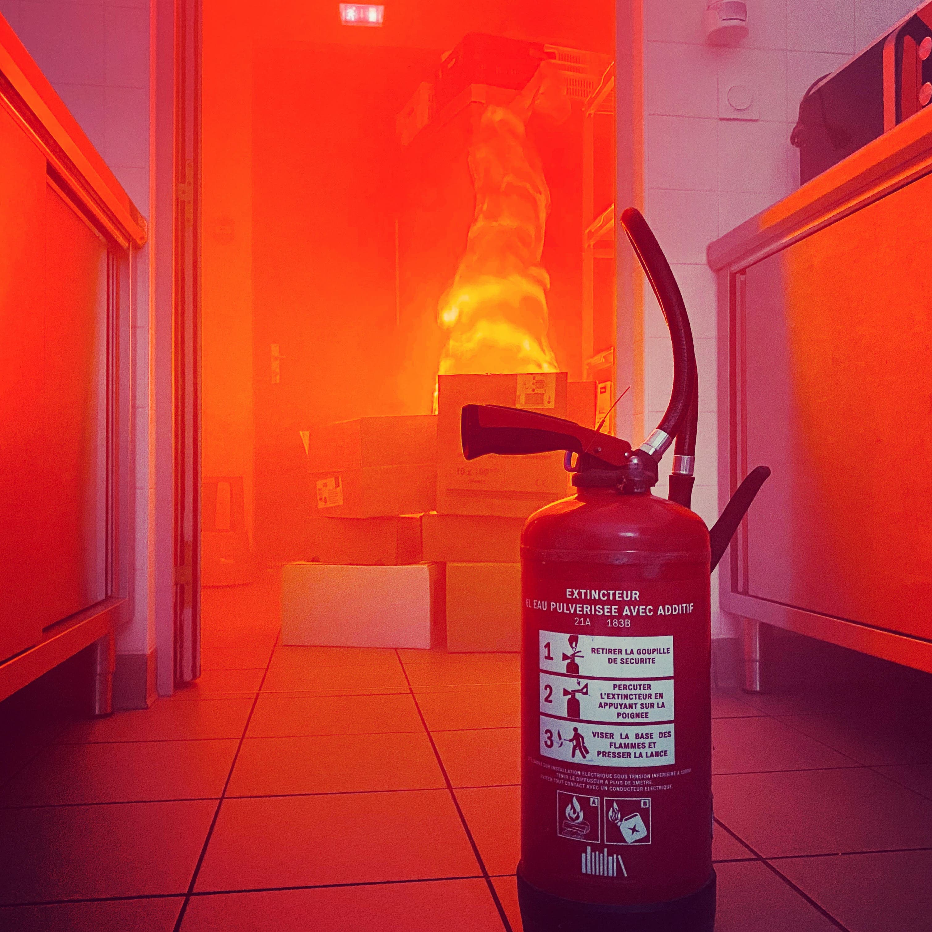 extincteur-feu-cuisine Extincteur devant un feu dans une cuisine