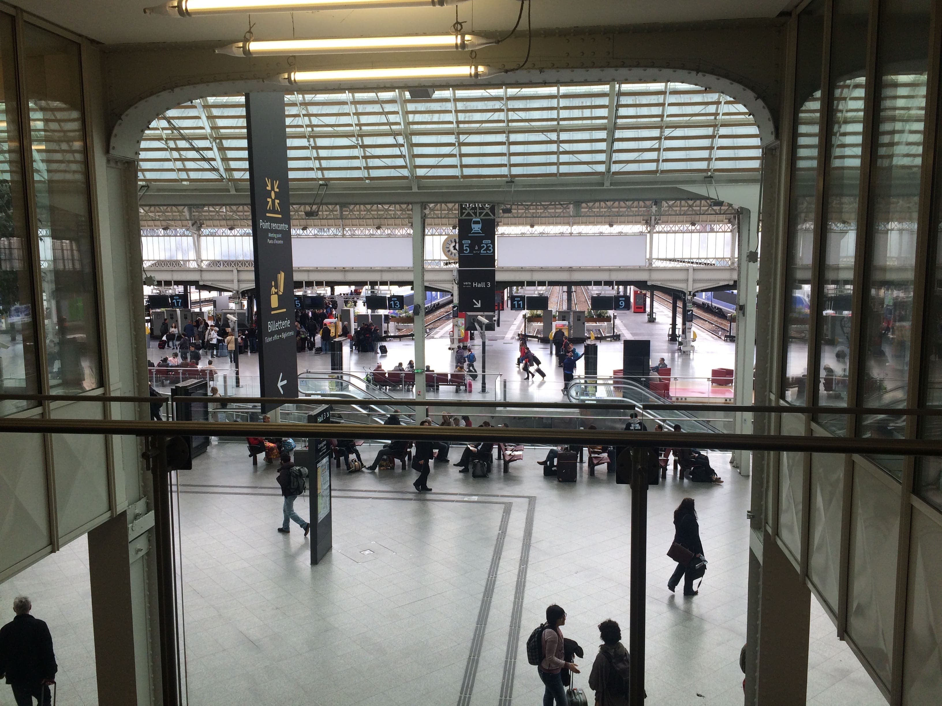 gare-passagers-informations Gare avec passagers et panneaux d'information
