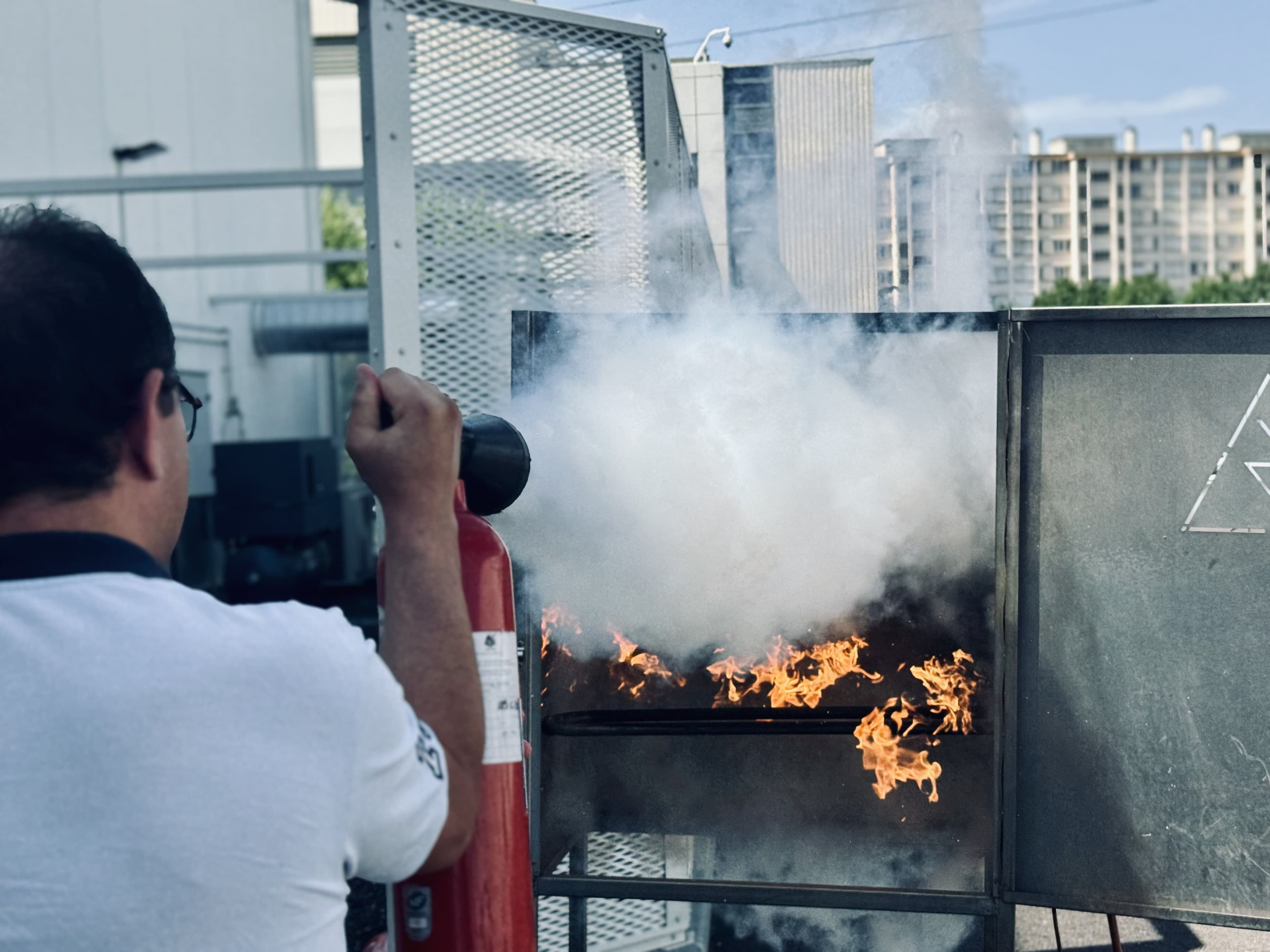 formation-extinction-incendie Formation incendie avec un extincteur en action