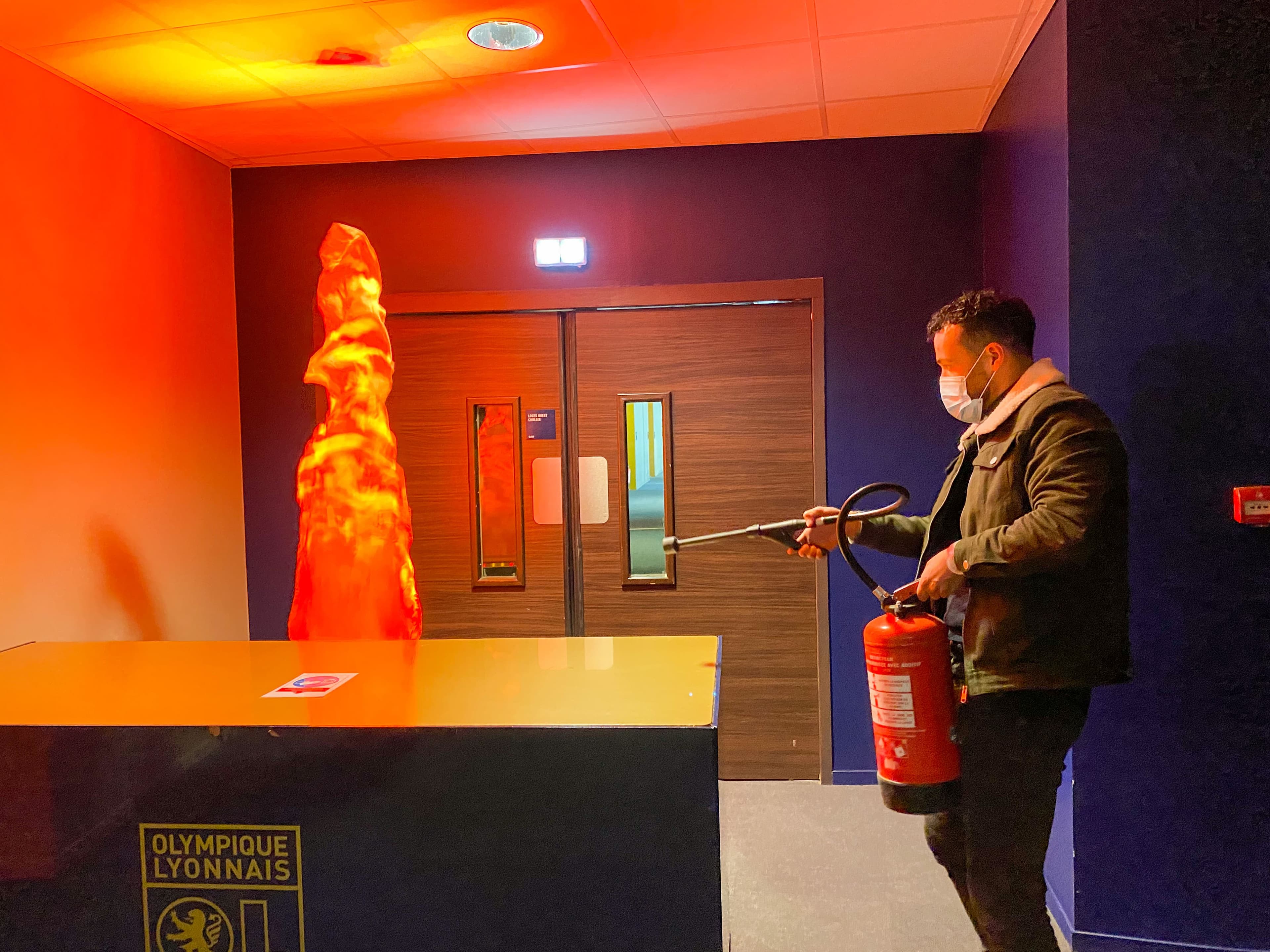formation-extincteur-incendie Homme utilisant un extincteur lors d'une formation incendie