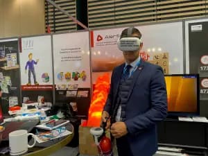 formation-incendie-virtuelle Homme en réalité virtuelle avec extincteur
