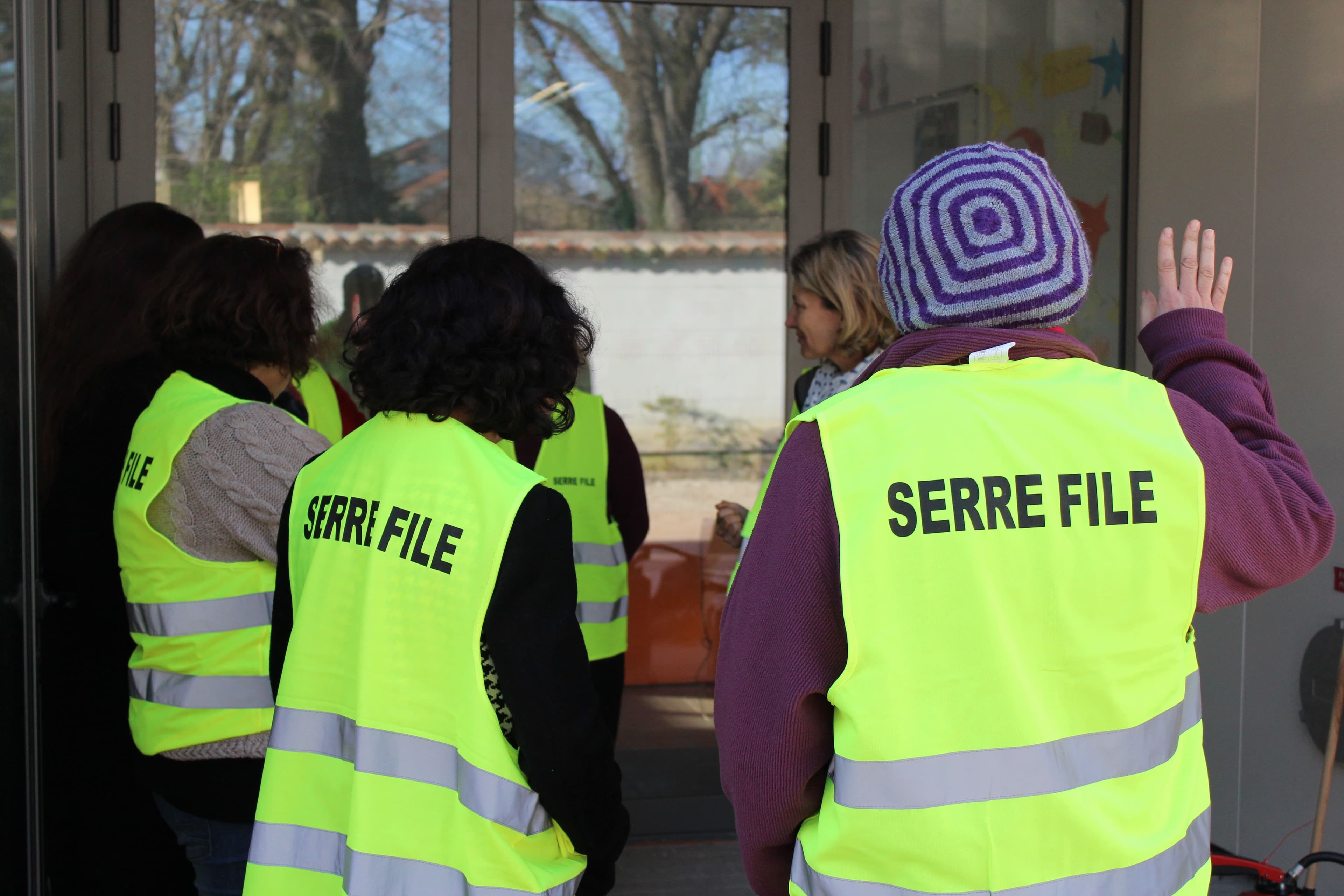 formation-incendie-serre-file Groupe en gilets jaunes lors d'une formation incendie