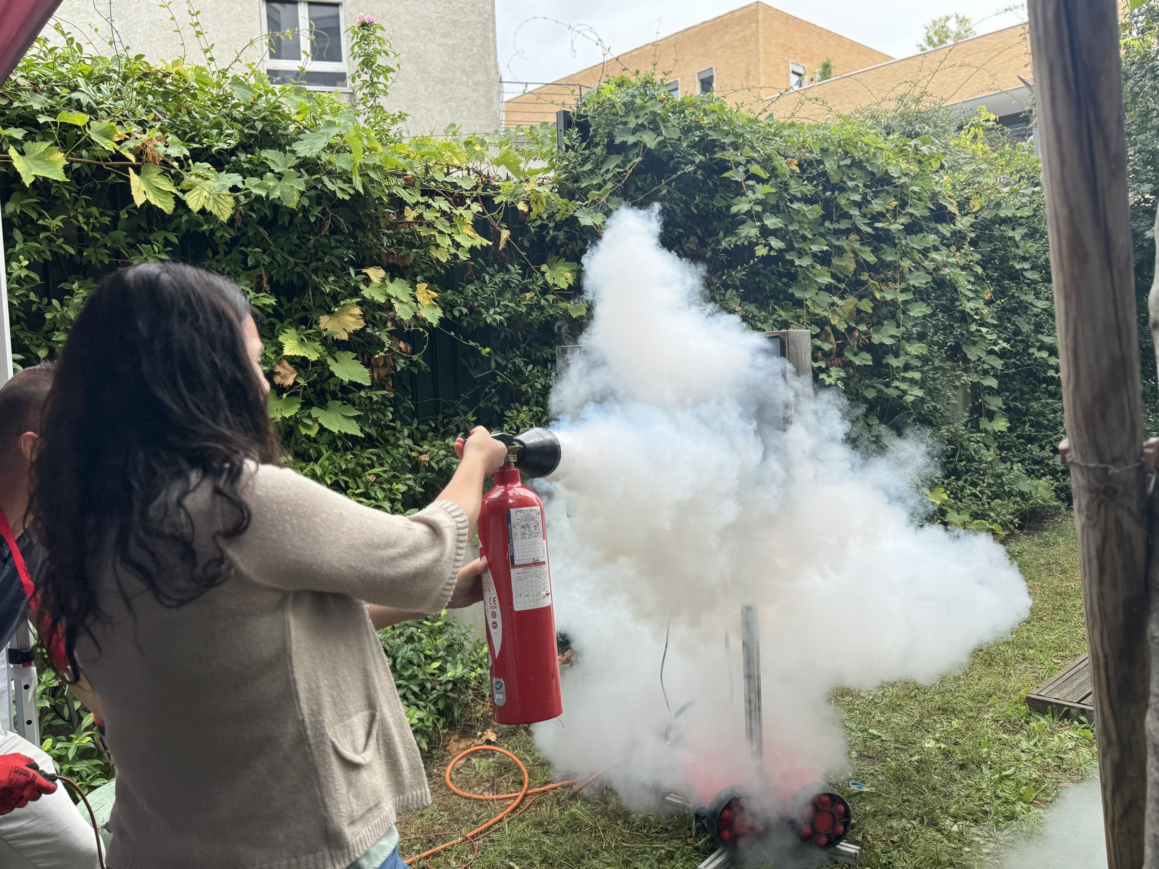 formation-extincteur-utilisation Personne utilisant un extincteur en formation incendie